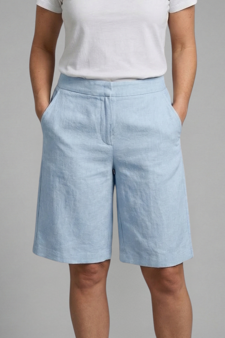 Elegant women's knee-length tailored shorts, wide-leg design for comfortable and stylish summer fashion.