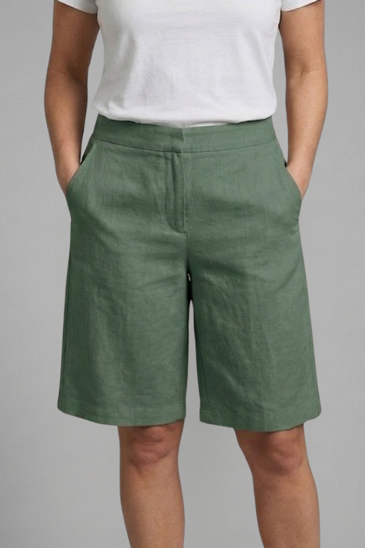 Fashionable wide-leg knee-length tailored shorts for women, ideal for chic warm-weather outfits.
