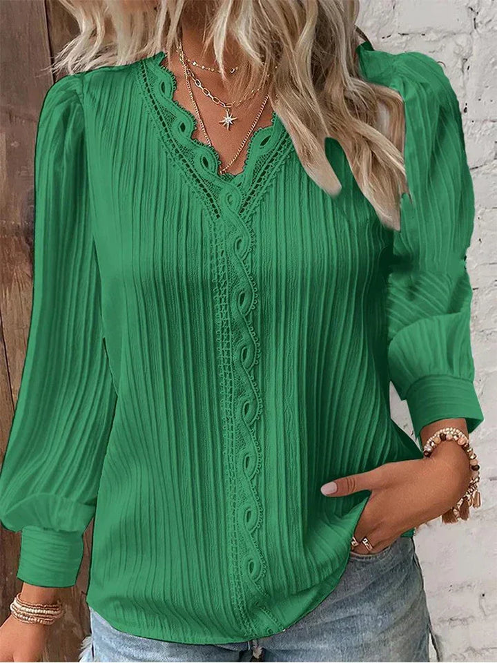 Sophisticated women's lace blouse, relaxed fit, featuring stylish puff sleeves for a feminine look.
