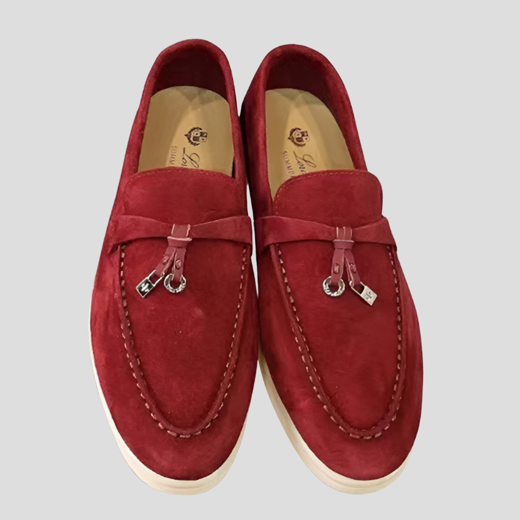 Stylish women's slip-on loafers featuring elegant tassel accents. Comfortable and fashionable footwear.