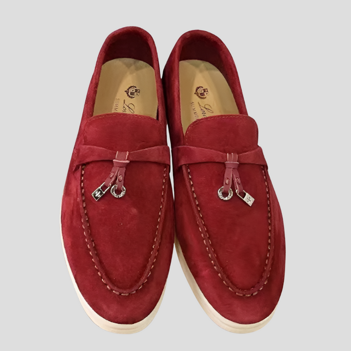 Stylish women's slip-on loafers featuring elegant tassel accents. Comfortable and fashionable footwear.