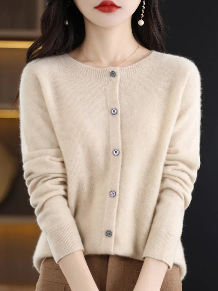 Women's warm O-neck sweater made from premium fine-knit merino wool, versatile style