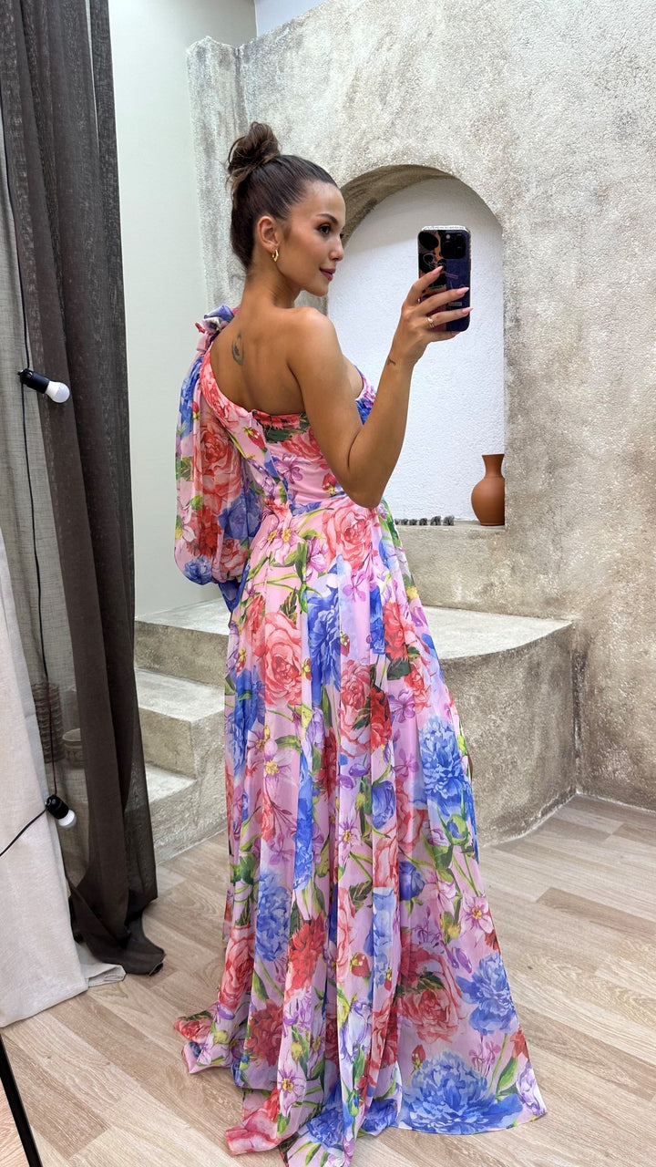 Flowy women's one-shoulder maxi dress in a beautiful floral print, ideal for spring or summer events.