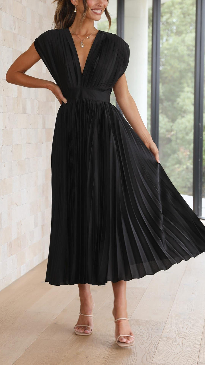 Women's deep V-neck pleated maxi dress, sleeveless, an elegant option for evening parties.
