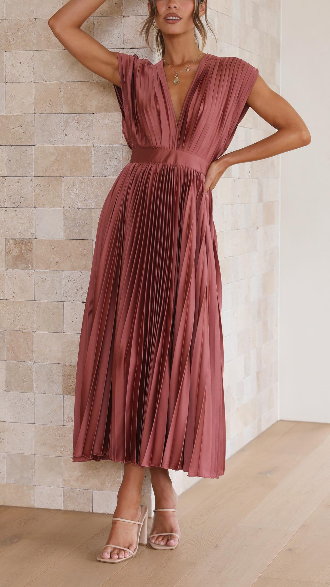 Sleeveless formal pleated maxi dress for women, an elegant choice for special occasion parties.