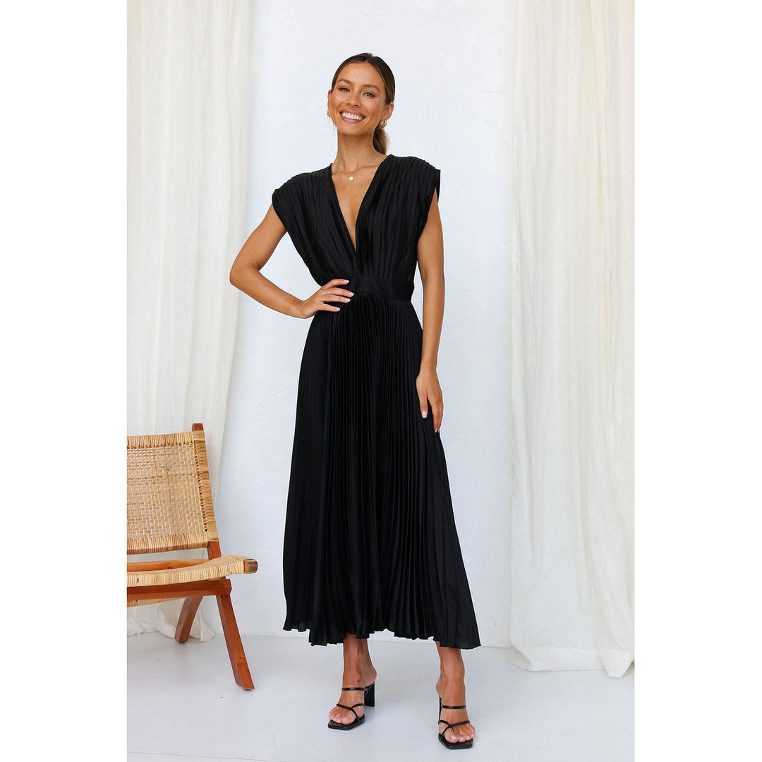 Comfortable women's pleated V-neck midi dress, ideal for elegant everyday or occasion wear.