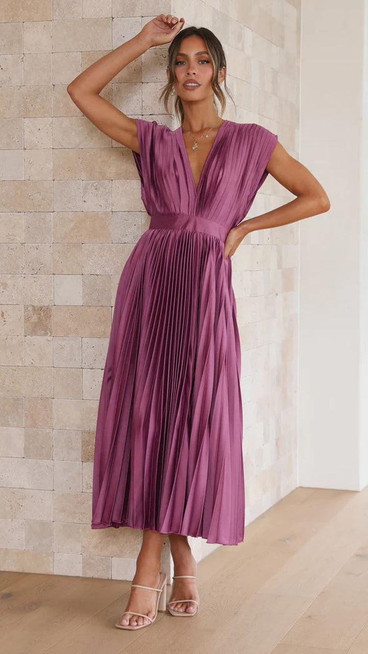 Chic women's pleated V-neck midi dress, perfect for an elegant and comfortable look.