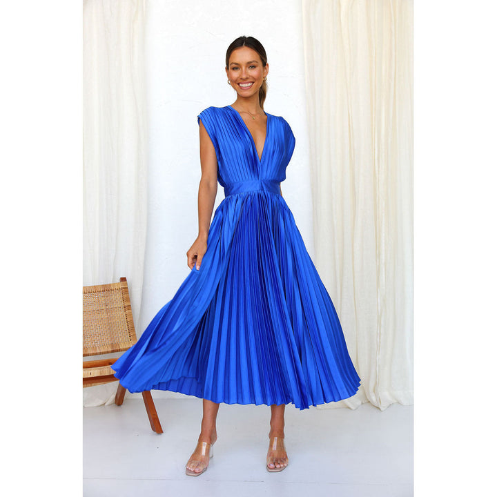 Elegant women's pleated V-neck midi dress for versatile and comfortable style.