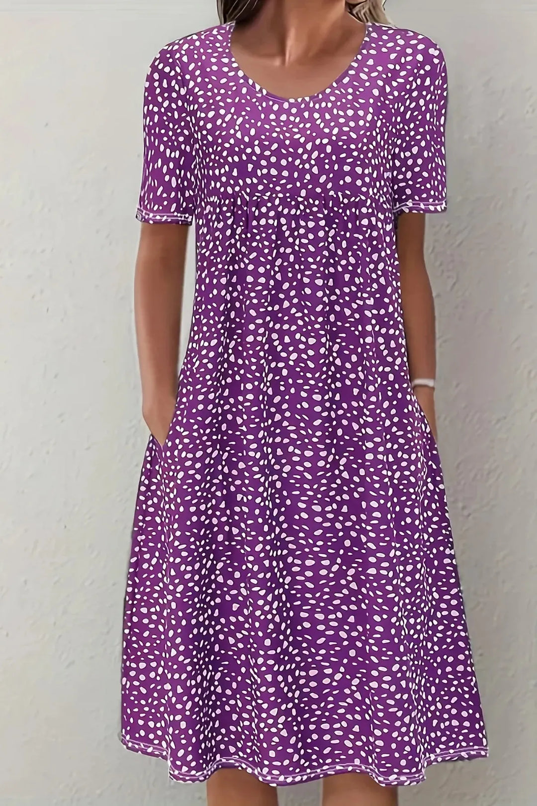 Chic women's pleated waist midi dress, offering a comfortable and sophisticated look for special events.