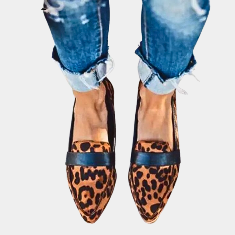Fashionable pointed-toe women's flats, versatile and comfortable slip-on loafers.
