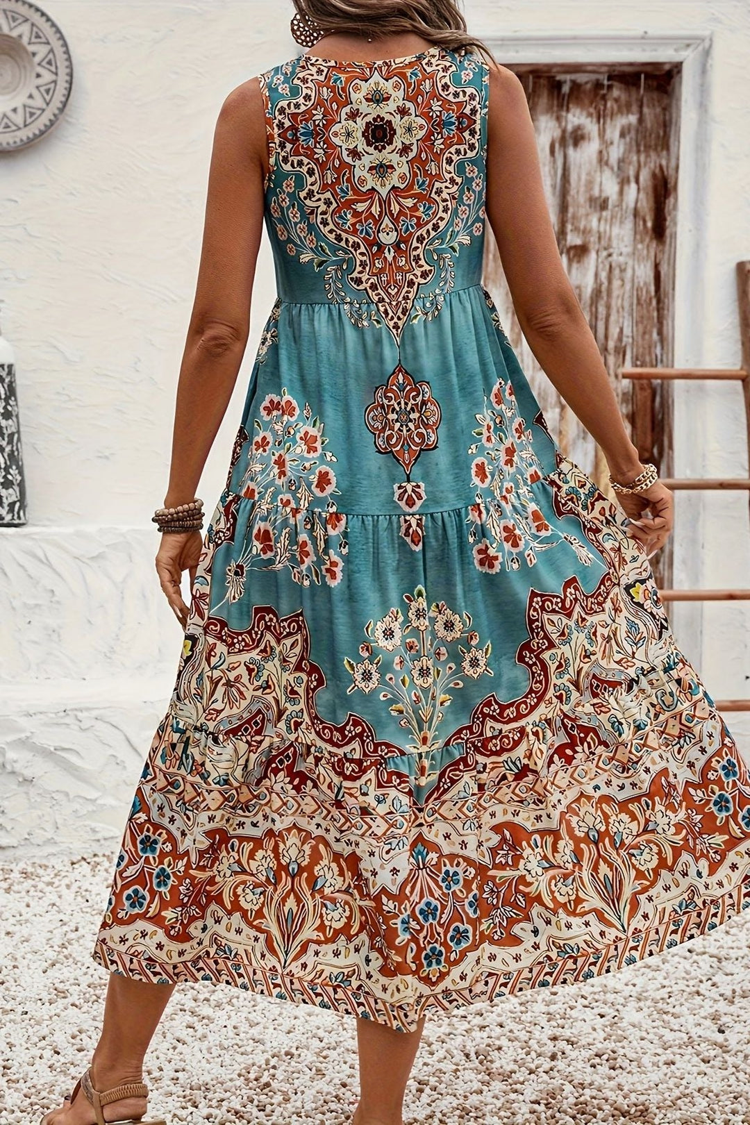 Flattering women's flowy maxi dress with an elegant print, offering a comfortable and stylish silhouette.