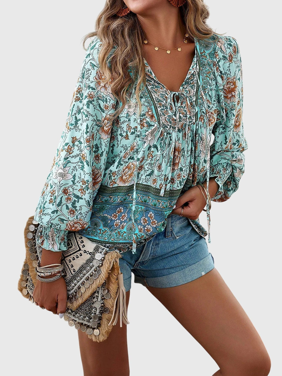 Classic women's pullover sweater, elegant and chic. Versatile fashion for a stylish look.