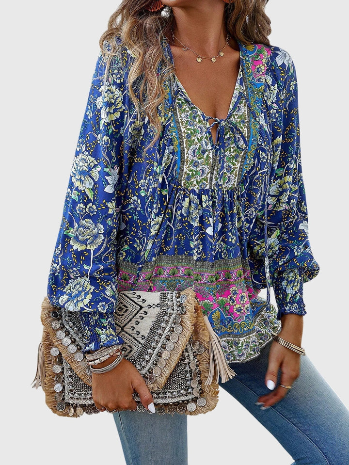Chic women's pullover sweater, elegant for versatile styling. Comfortable classic long sleeve.