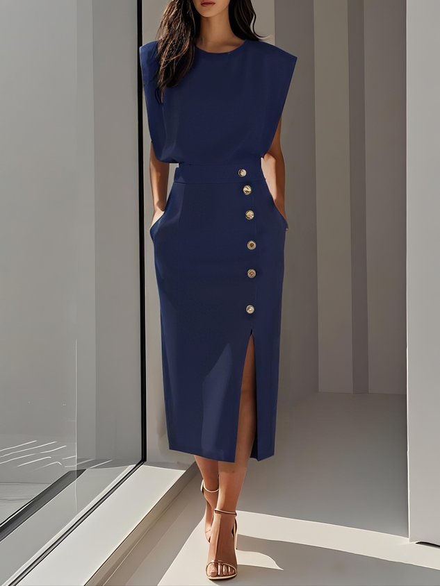 Women's elegant sleeveless midi dress, ideal for sophisticated events, with gold details.