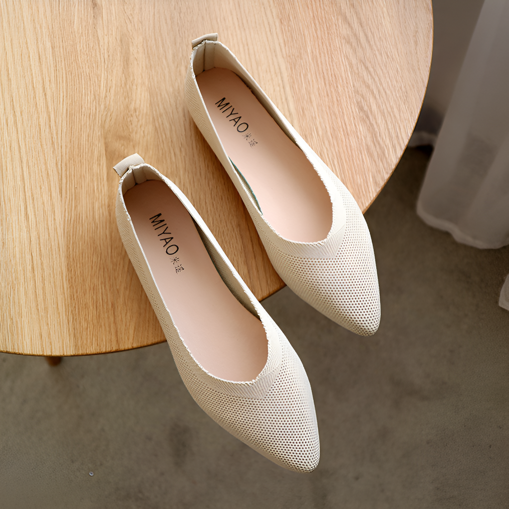 Elegant round-toe women's flats, versatile slip-on shoes for any occasion.