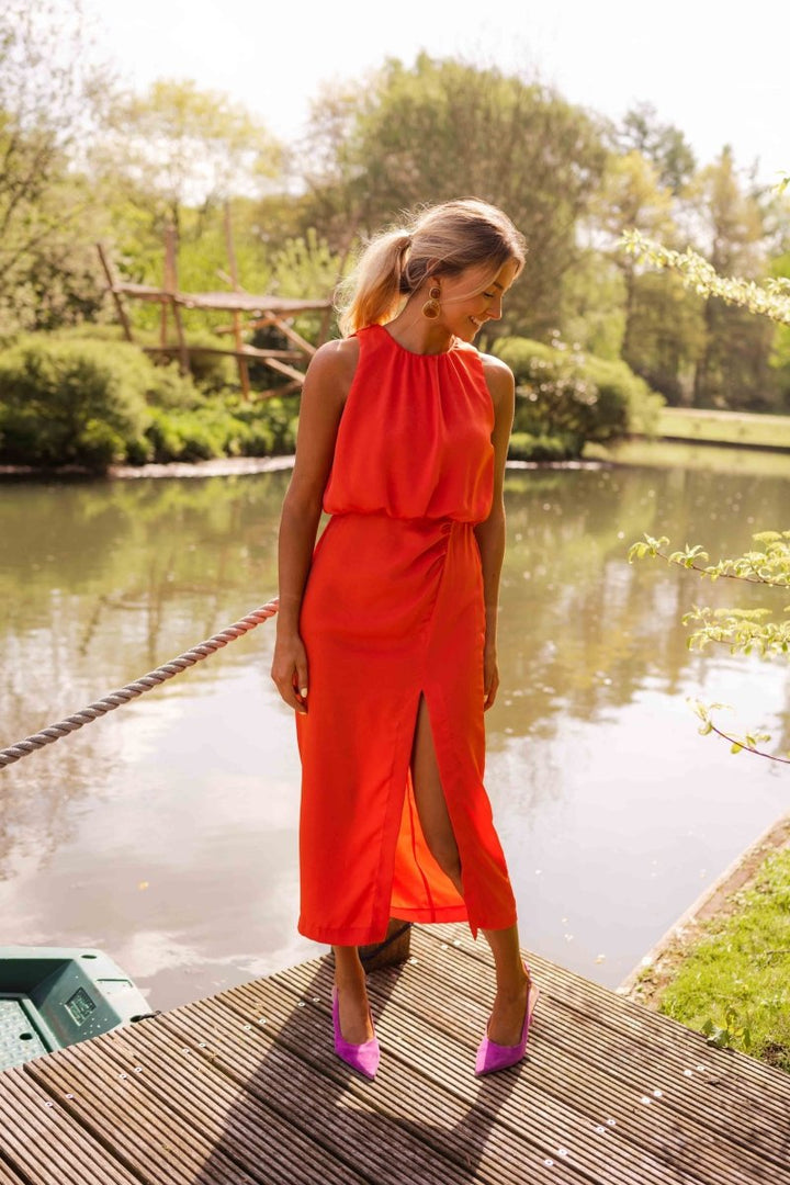Casual yet elegant women's midi dress for summer, with adjustable straps, great for day wear.