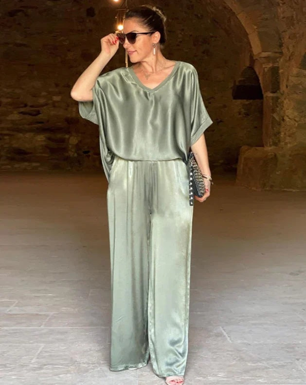 Elegant women's two-piece pants set, perfect for versatile professional wear or a chic spring outfit. Tailored fit.