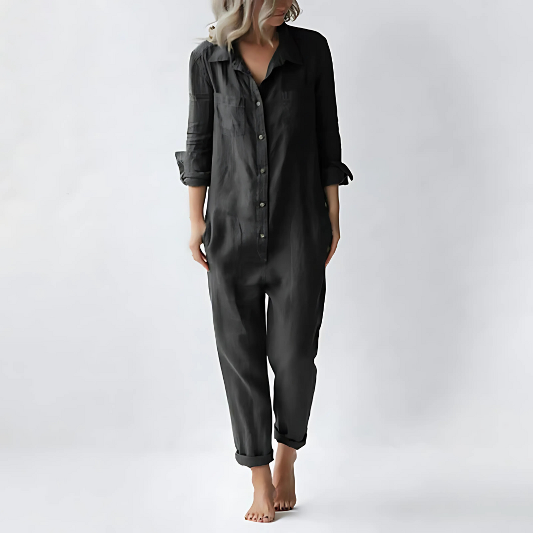 Women's ankle-length vintage jumpsuit, relaxed fit, ideal for elegant spring/summer outfits.