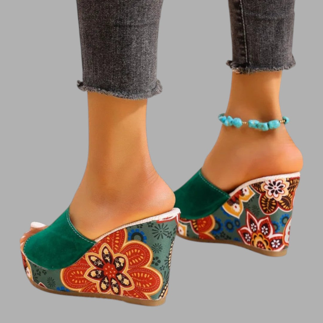 Stylish green wedge sandals for women, featuring an elegant design and comfortable heel. Ideal for summer.