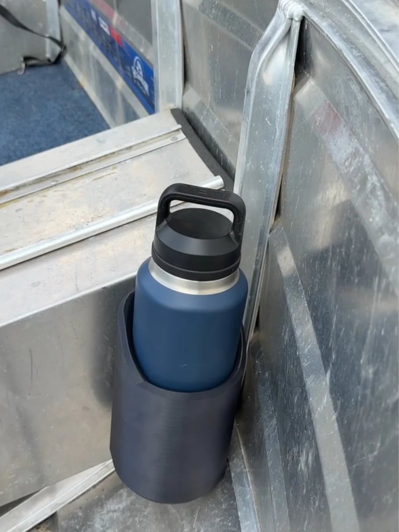Gym accessory: Magnetic drink bottle holder with strong grip for fitness equipment & workout stations.