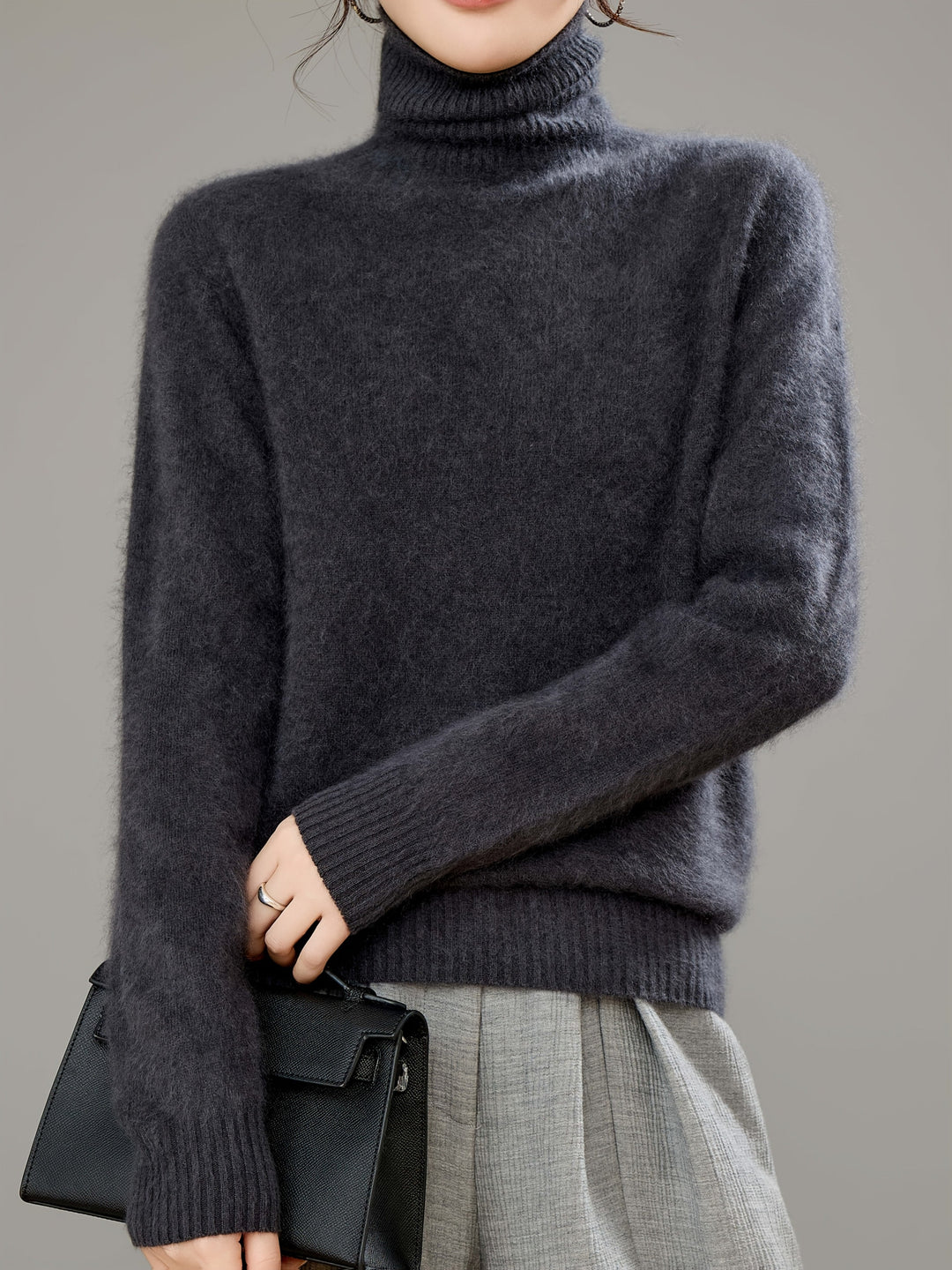 Oversized women's relaxed turtleneck sweater. Soft knit, warm, long sleeve, ideal for cozy winter fashion.