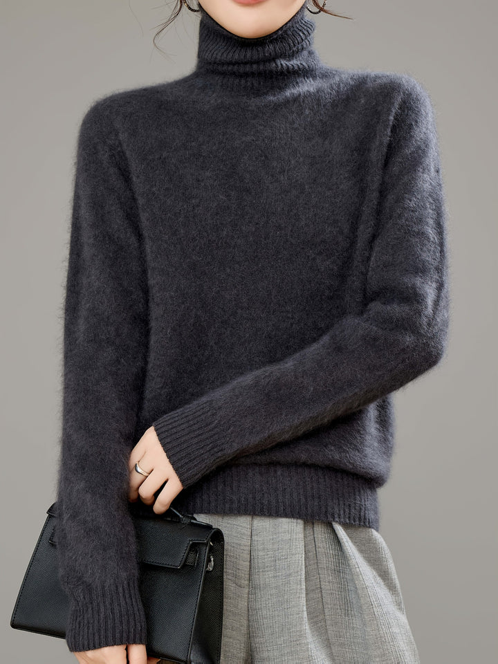 Oversized women's relaxed turtleneck sweater. Soft knit, warm, long sleeve, ideal for cozy winter fashion.