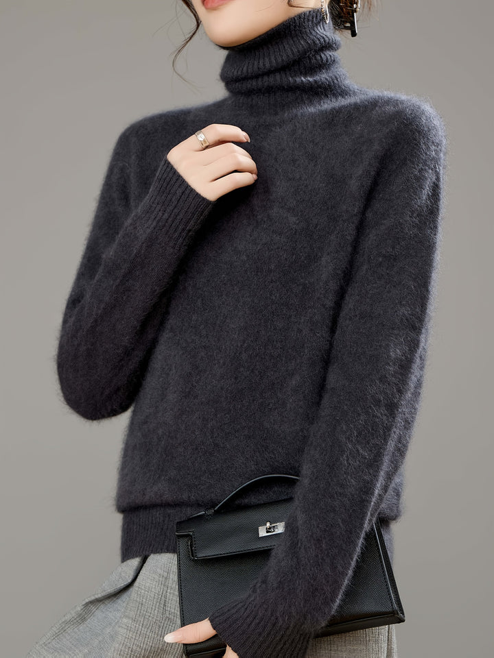 Chic oversized turtleneck sweater for women. Relaxed fit, long sleeve, ideal for everyday elegant comfort.