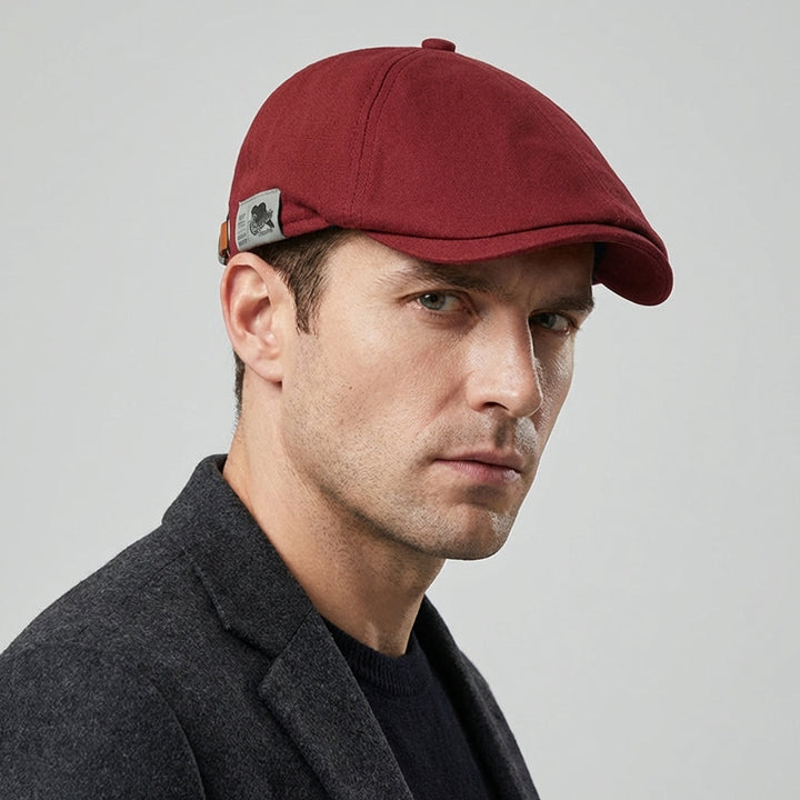 Men's adjustable beret in classic style, perfect for modern elegance. Versatile fashion headwear.