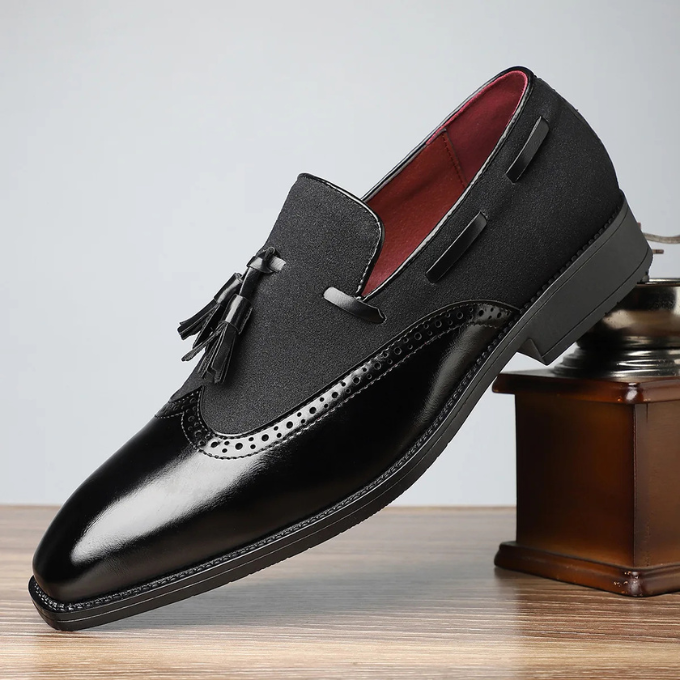 Stylish slip-on men's tassel loafers in brown leather, featuring elegant brogue accents
