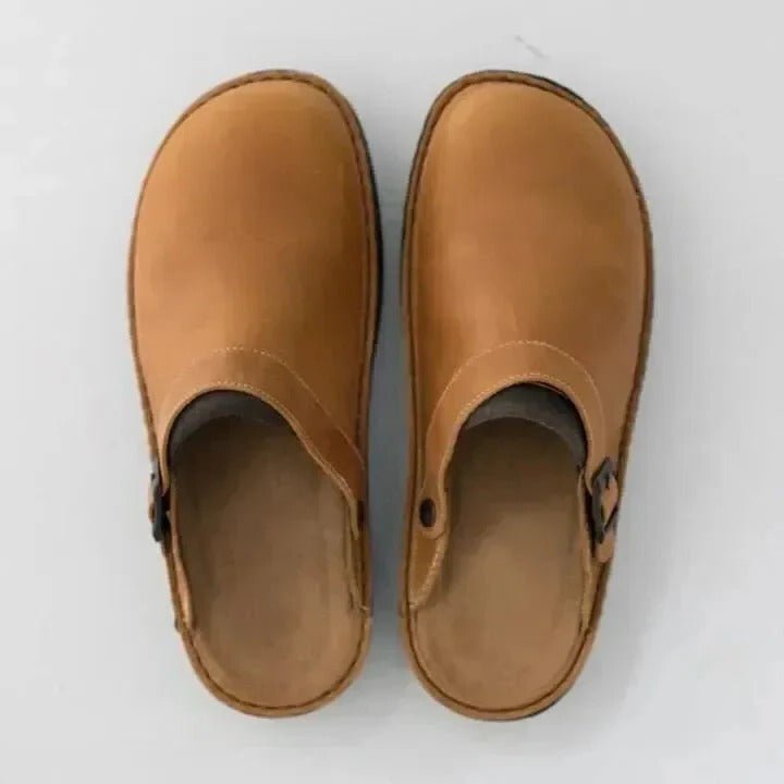 Comfortable men's slip-on mules, featuring a convenient heel strap for easy wear. Versatile indoor/outdoor shoe.