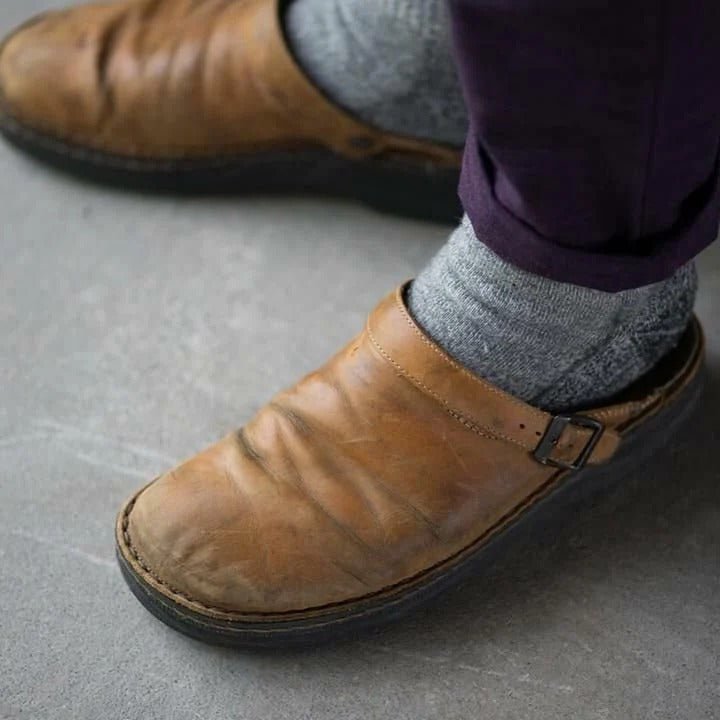 Men's comfortable slip-on mules featuring a sturdy heel strap. Ideal casual footwear for versatile use.