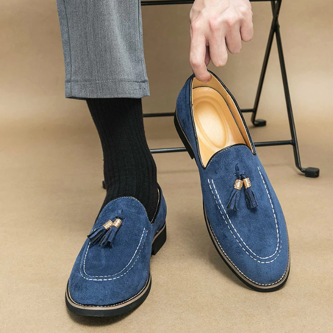Versatile men's velvet tassel loafers, suitable for both formal and casual wear