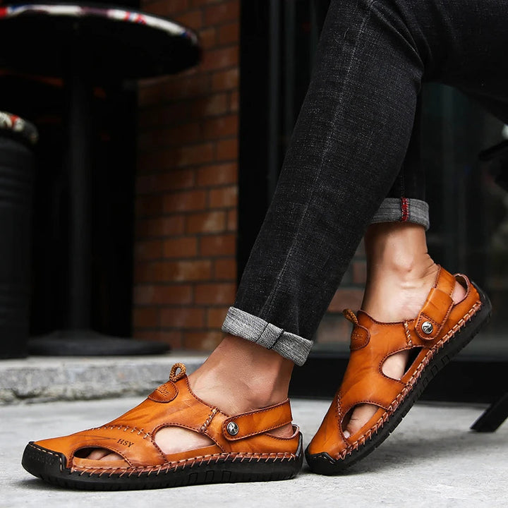 Adjustable men's closed-toe slip-on sandals. Breathable and cushioned for maximum daily wear comfort.