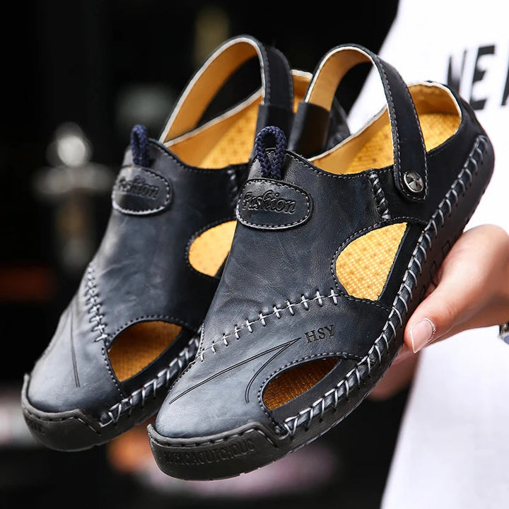 Breathable men's slip-on closed-toe sandals. Ideal for summer casual outings and daily comfortable walking.