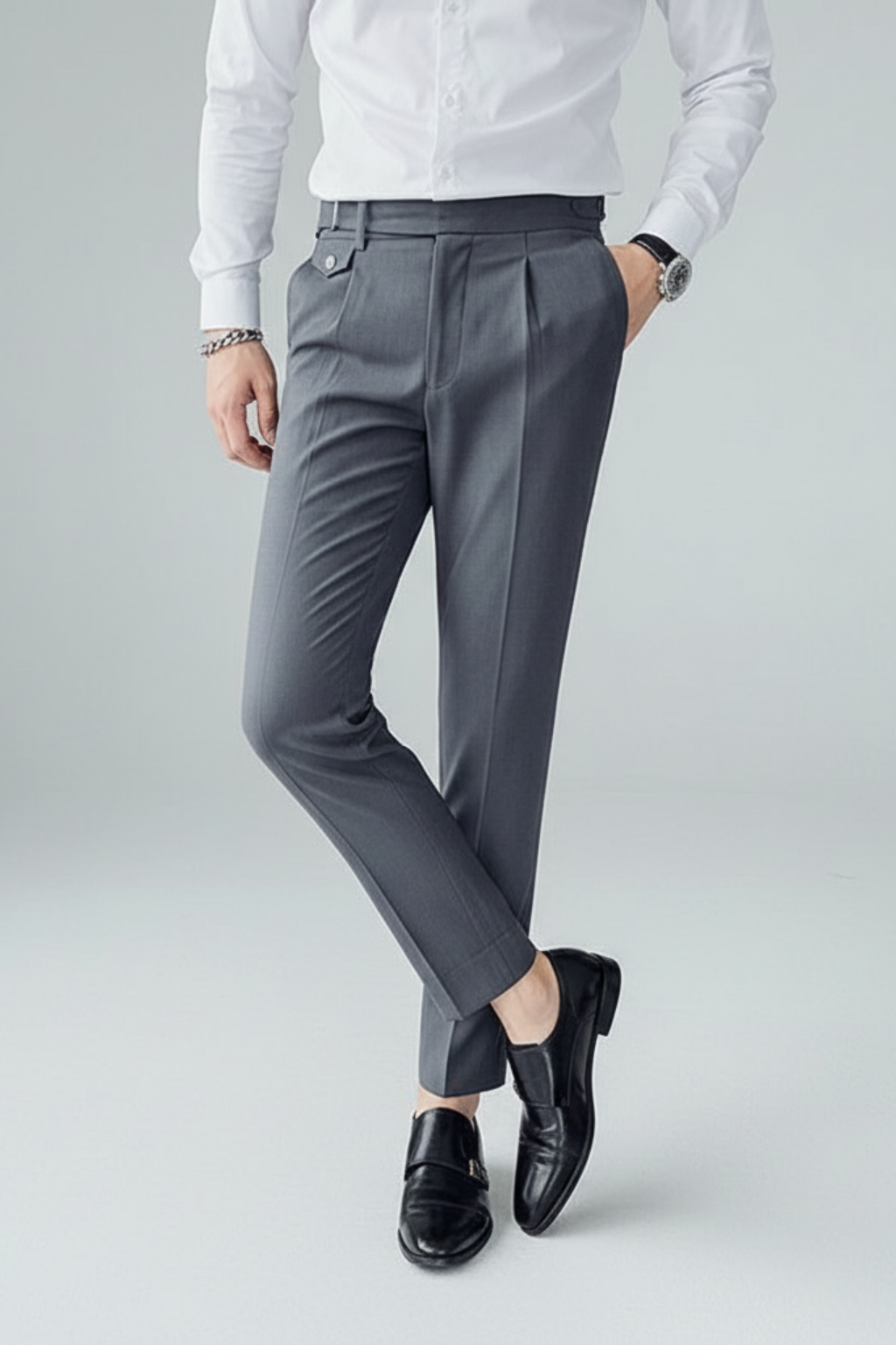 Stylish men's professional trousers with pleated design. Versatile business wear for a sharp, tailored look.