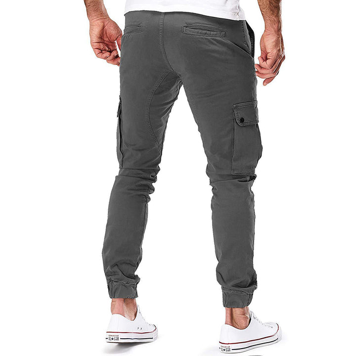 Close-up of side pocket on men's cargo trousers, showing durable stitching & fabric