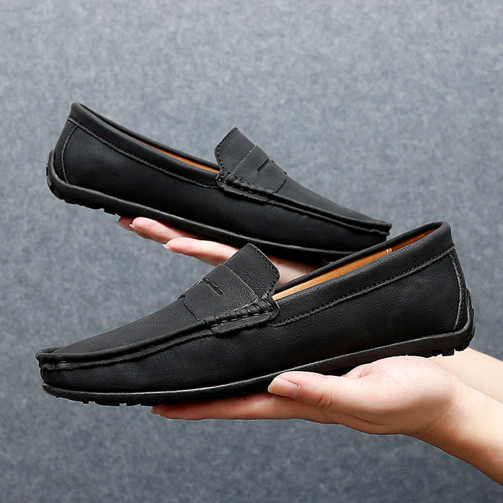 Men's versatile leather penny loafers, suitable for both business and leisure.