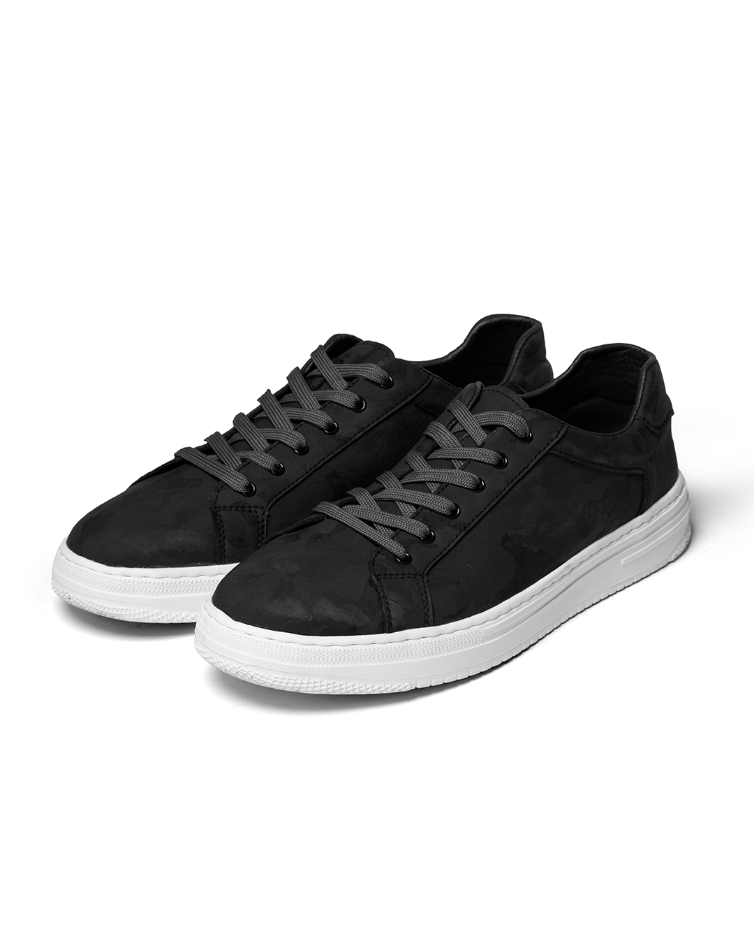 Men's classic brown leather sneakers, perfect for everyday casual comfort and style.