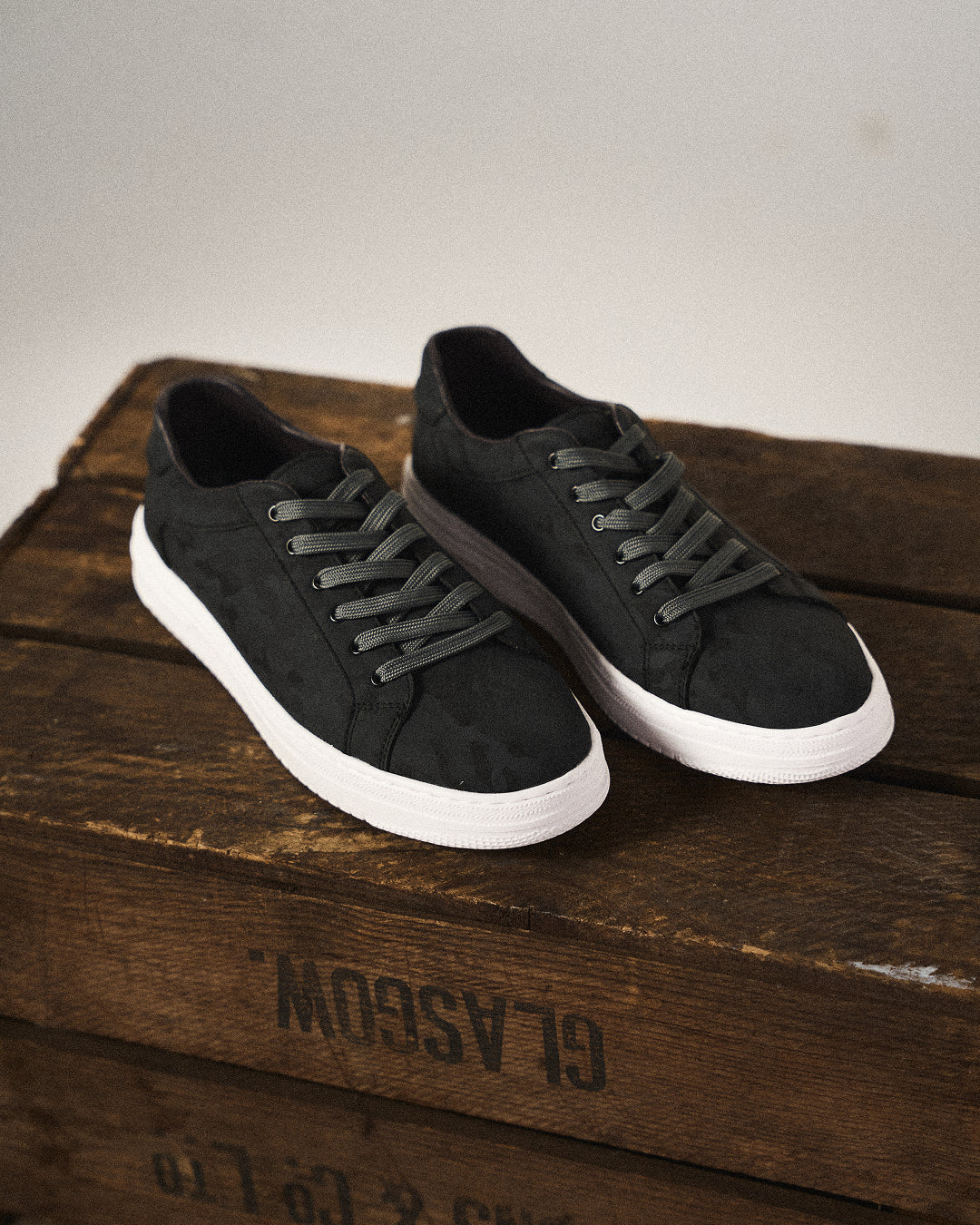 Comfortable men's gray leather sneakers, designed for daily wear and timeless appeal.