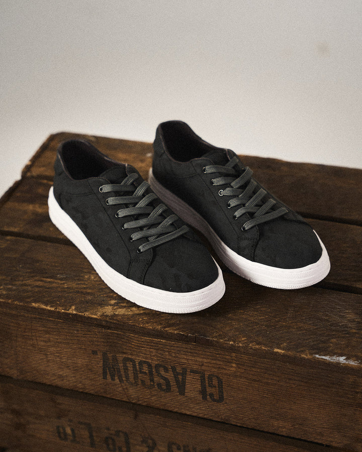 Comfortable men's gray leather sneakers, designed for daily wear and timeless appeal.