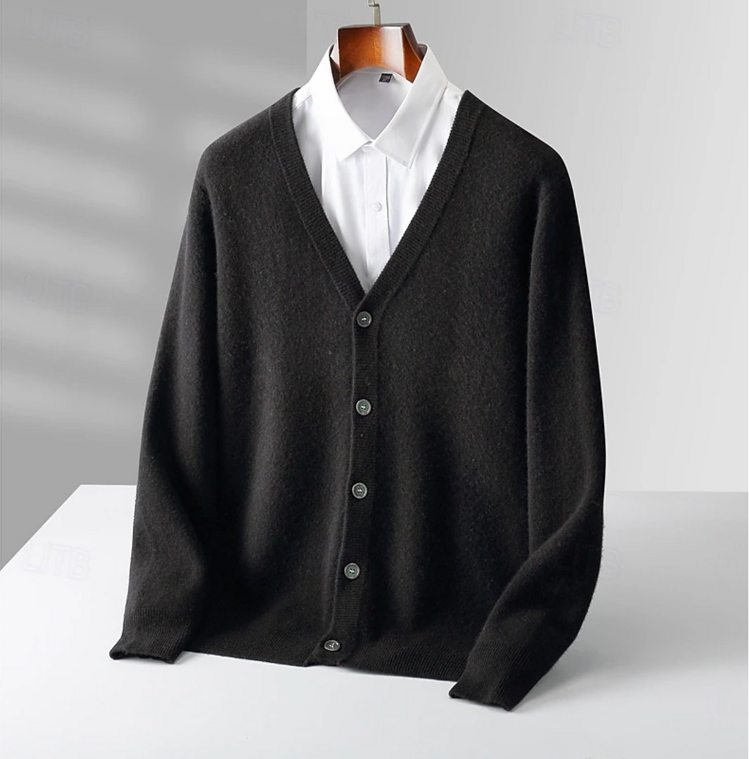 Comfortable men's long-sleeve button-up cardigan. Refined classic design, ideal for everyday sophisticated wear.