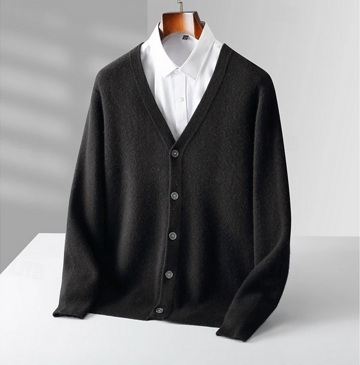 Comfortable men's long-sleeve button-up cardigan. Refined classic design, ideal for everyday sophisticated wear.