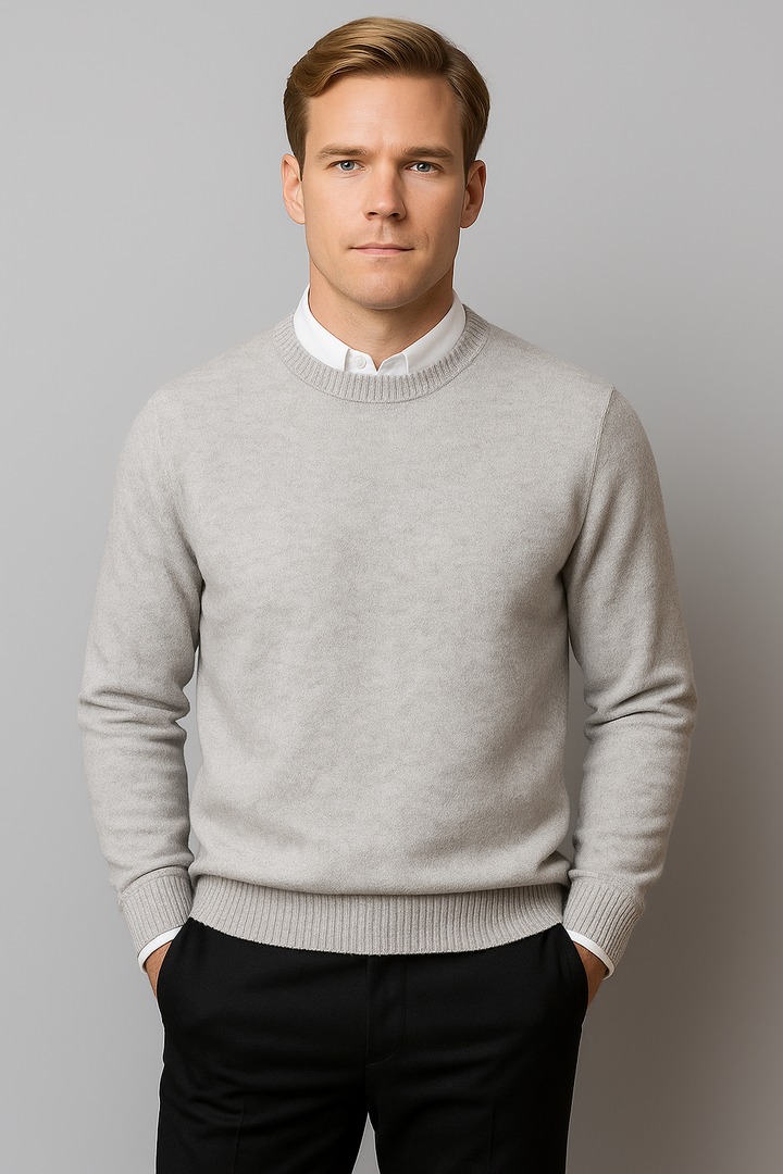 Classic men's knitwear sweater with crew neck, ideal for a warm and stylish fall or winter outfit.