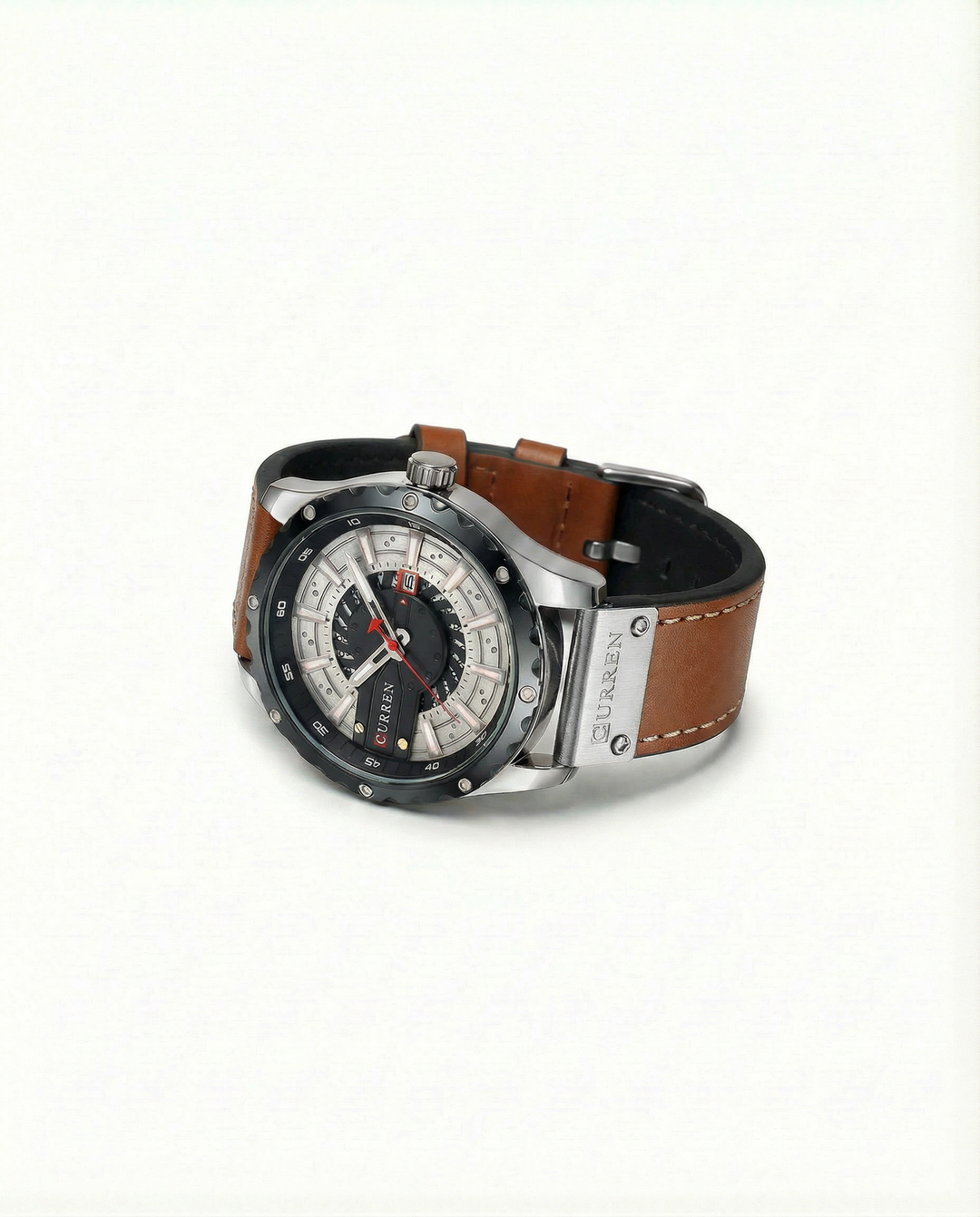Detail of the buckle on a men's classic leather strap watch, robust and secure for daily use.