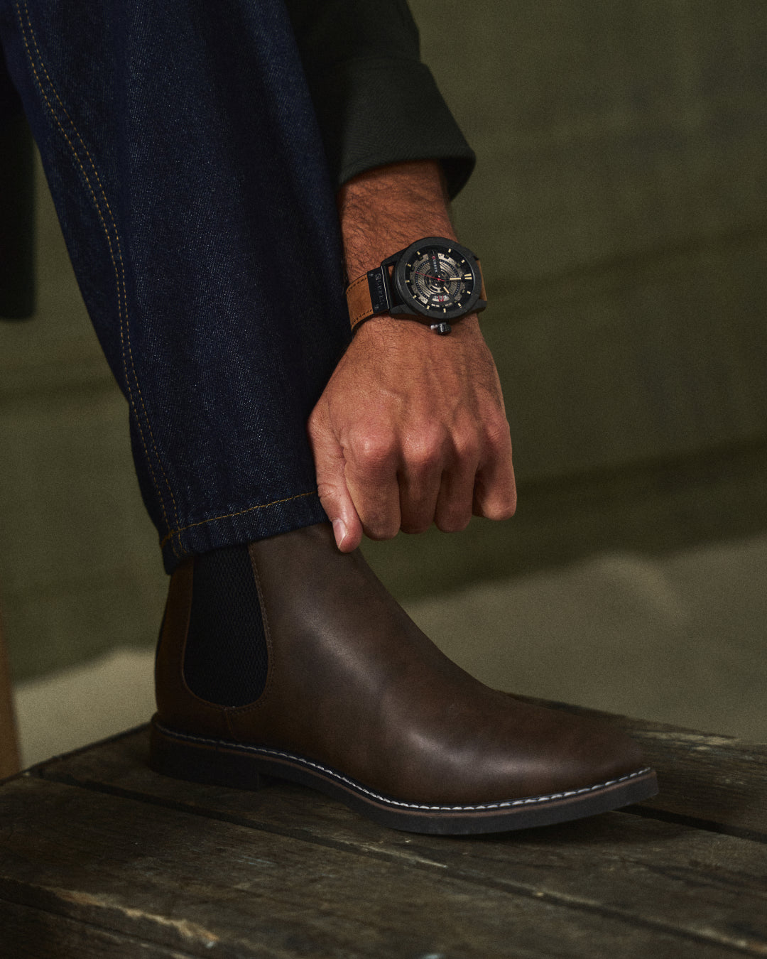 Men's casual watch, genuine leather strap, easy-to-read numeric display, durable design
