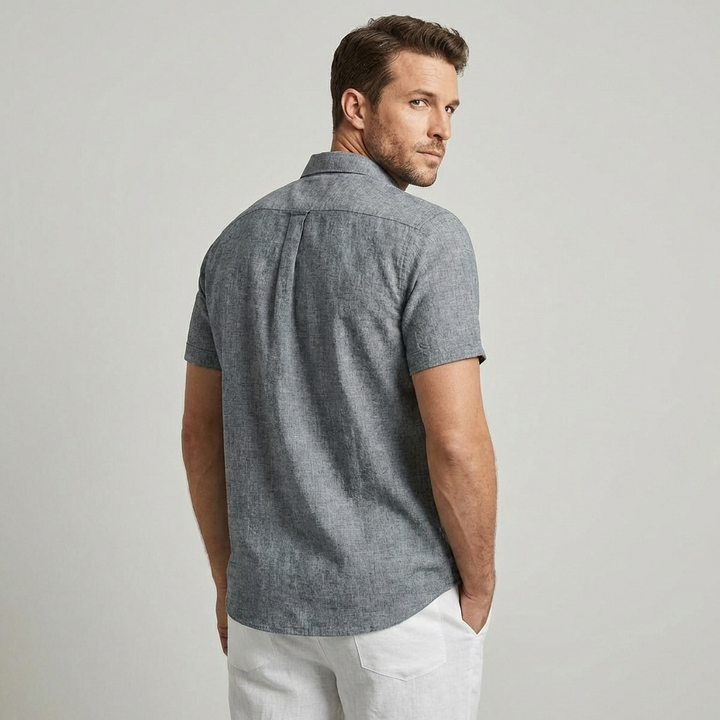 Modern style men's collared short-sleeve shirt, ideal for summer outfits.