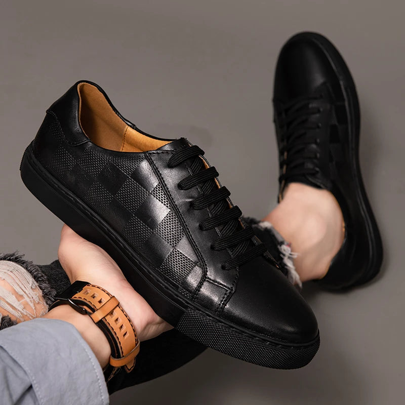 Man wearing men's leather low-top sneakers with jeans, demonstrating comfortable and stylish everyday wear