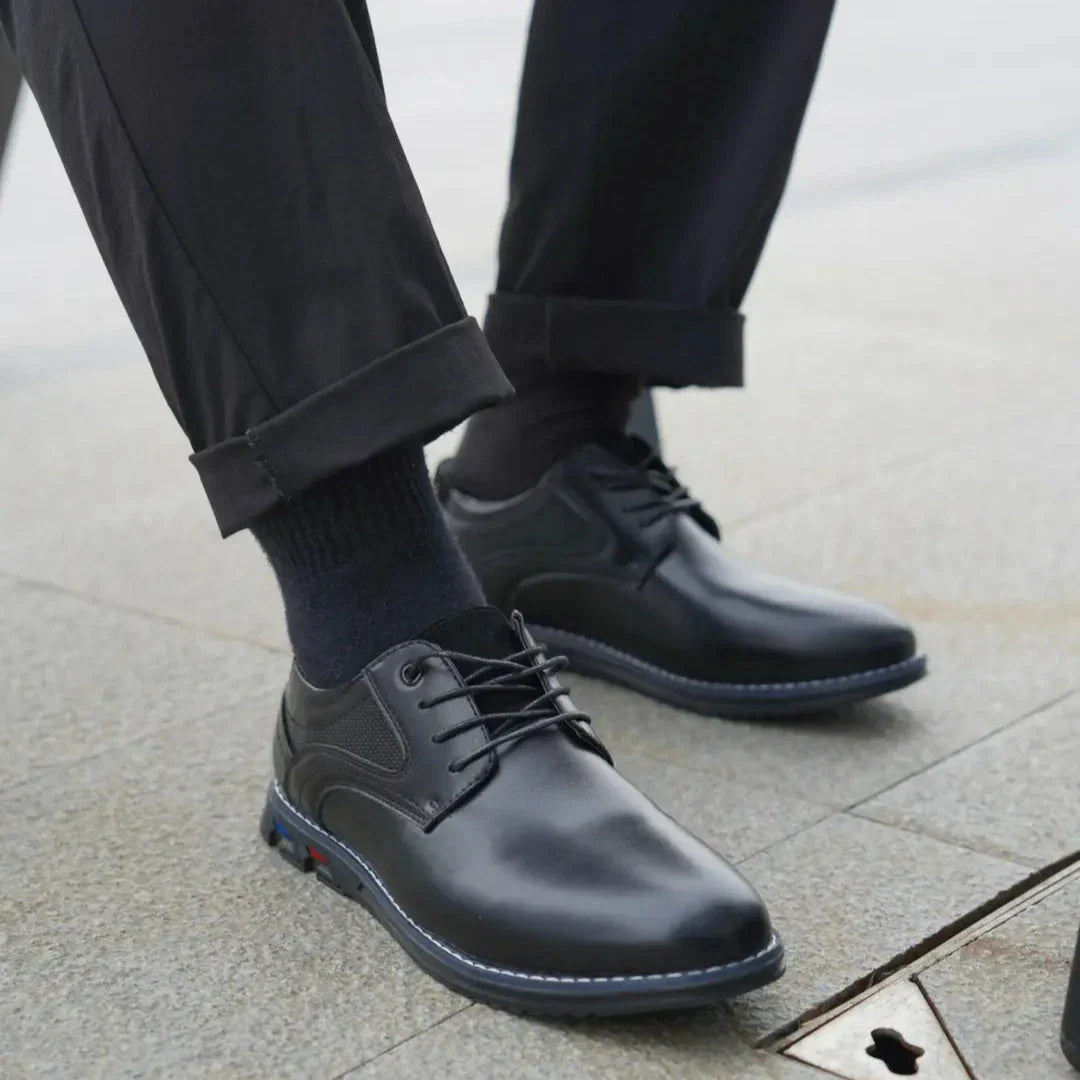 Comfortable men's dress shoes made from high-quality leather, designed for durability and a sophisticated look.
