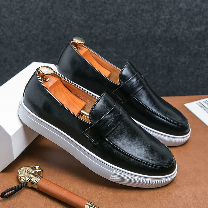 Detail of the comfortable sole on men's leather loafers, suitable for extended wear.