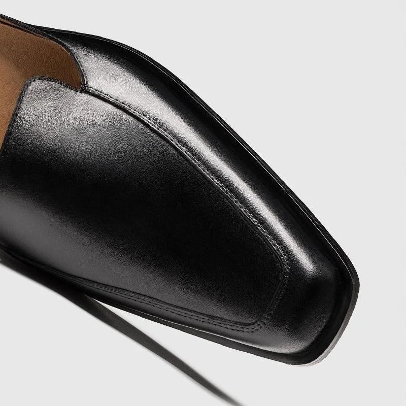 Stylish men's flats: closed-toe sandals featuring an ankle strap for a secure and comfortable fit.